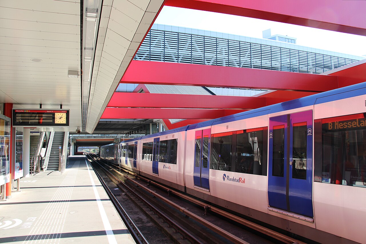 Een echte RET-metro langs het perron van station Kralingse Zoom